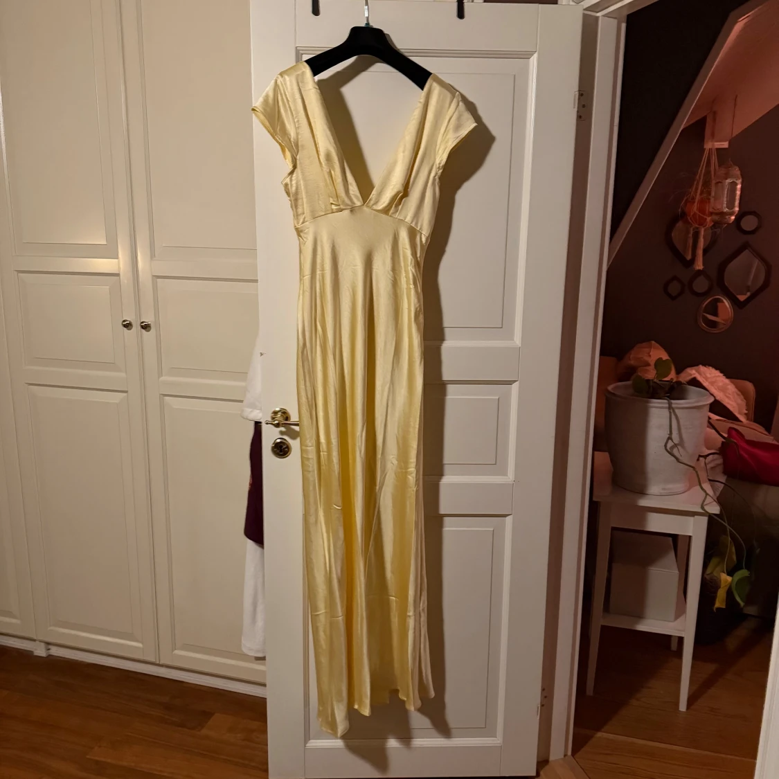 Gul långklänning med öppen rygg