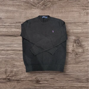 Ralph Lauren tröja - Svart stickad Ralph Lauren tröja i mycket bra skick! Storlek: S 