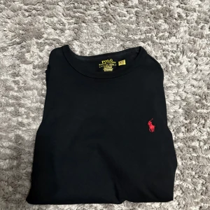 Svart långärmad tröja från Polo Ralph Lauren - Snygg svart långärmad tröja från Polo Ralph Lauren-med det ikoniska röda broderade logotypen på bröstet- Priset är inte skrivet i sten- Kontakta vid fler frågor//Picoresell