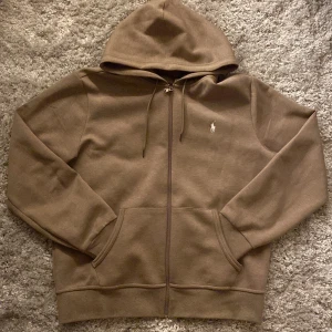 Ralph Lauren zip hoodie - Säljer en snygg zip hoodie från Ralph Lauren i en sällsynt colorway. Den är riktigt skön och är i fint skick, jag skulle säga 9/10. Nypris ~ 2300 mitt pris: 800 skriv gärna över frågor och funderingar, priset kan diskuteras.
