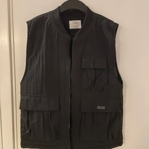 Svart Utility Väst - Svart Utility Väst från Zara. Stor i storleken, passar en S ganska bra. 3 fickor fram 1 bak. Priset är ej hugget i sten💸 skriv gärna vid frågor?