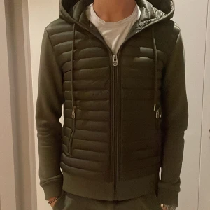 Cardigan från JOTT - Säljer denna snygga och eftertraktade cardiganen från märket JOTT!| Storlek: M-L | Skick: 10/10 | Nypris: 2000kr | Vårt pris: 1199kr | Tveka inte att höra av dig vid frågor! Mvh