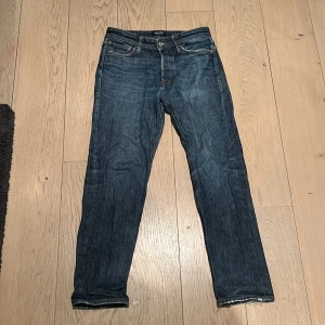 Jack and Jones jeans 30/32 - Säljer ett par blå jeansbyxor som är använda väldigt sköna men passar inte mig längre W: 30 L: 32