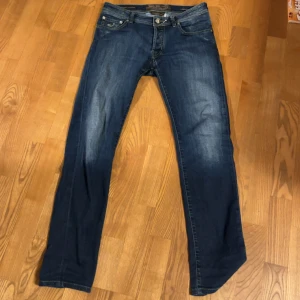 Jacob Cohen jeans 622 - Säljer ett par tvär snygga Jacob Cohen jeans i modell 622. Jeansen är lagade på 2 ställen (inget man tänker på( och är i okej skick typ 7/10. Storlek 33 men passar typ 32/31. 