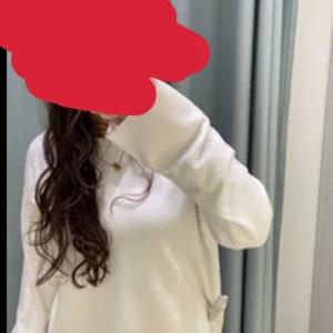 Stickad tröja - En vit finstickad tröja som ej kommer till användning längre. Köptes förra vintern på vero moda men är fortfarande i väldigt fint skick. Skriv för fler frågor eller bilder 💓