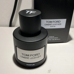 Tom Ford Oumbré Leather EdP  - 50 ml flaska, använt ca 10 gånger (ungefär 45 ml kvar). Schysst parfym för finklädda tillfällen. 