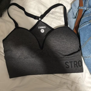 Grå sport-bh från Stronger - Sport bh från stonger. Aldrig använd. 