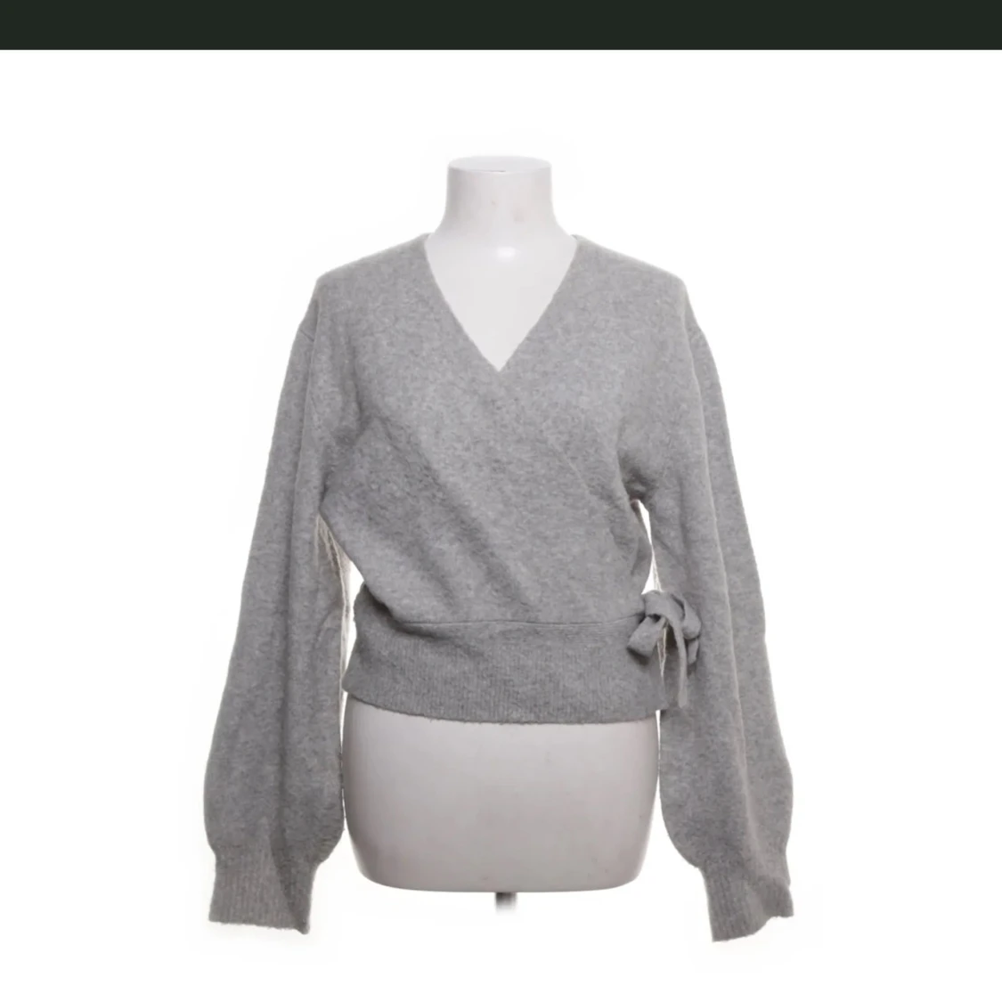 Grå omlottstickad tröja