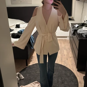 Beige offshoulder topp från Lavish Alice - Vet inte riktigt om den ska bäras som en topp eller jacka 🤨men extremt fin från lavish Alice. Den är som ny. 