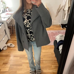 Grå kappa - Kappa från gina storlek 158/164, sitter som xs/s, använd få gånger och ser helt ny ut