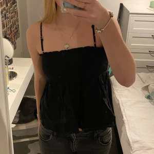 Svart linne med avtagbara band - Säljer mitt svarta linne ifrån gina tricot, storlek 158/164. Banden går att ta av och på. Sparsamt använd, inga skavanker. Köparen står för frakten. 