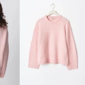 Rosa ullblandad tröja från Gina Tricot - Mysig rosa tröja från Gina Tricot i ullblandning. Perfekt för kyliga dagar med sin mjuka och varma känsla. Tröjan har en klassisk rund hals och långa ärmar.