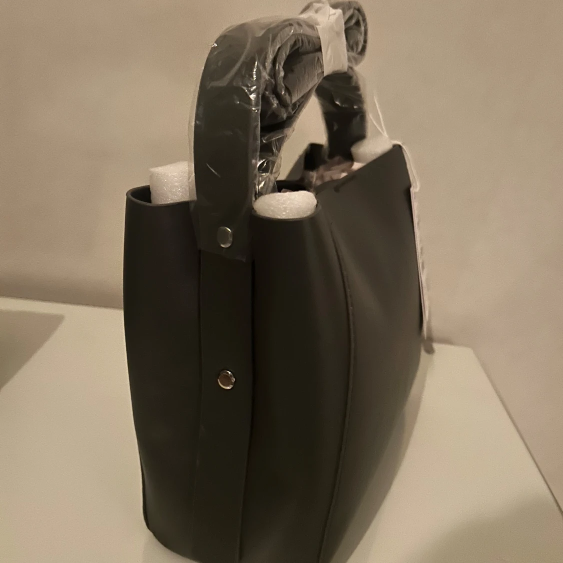 Mörk grå handväska - 90