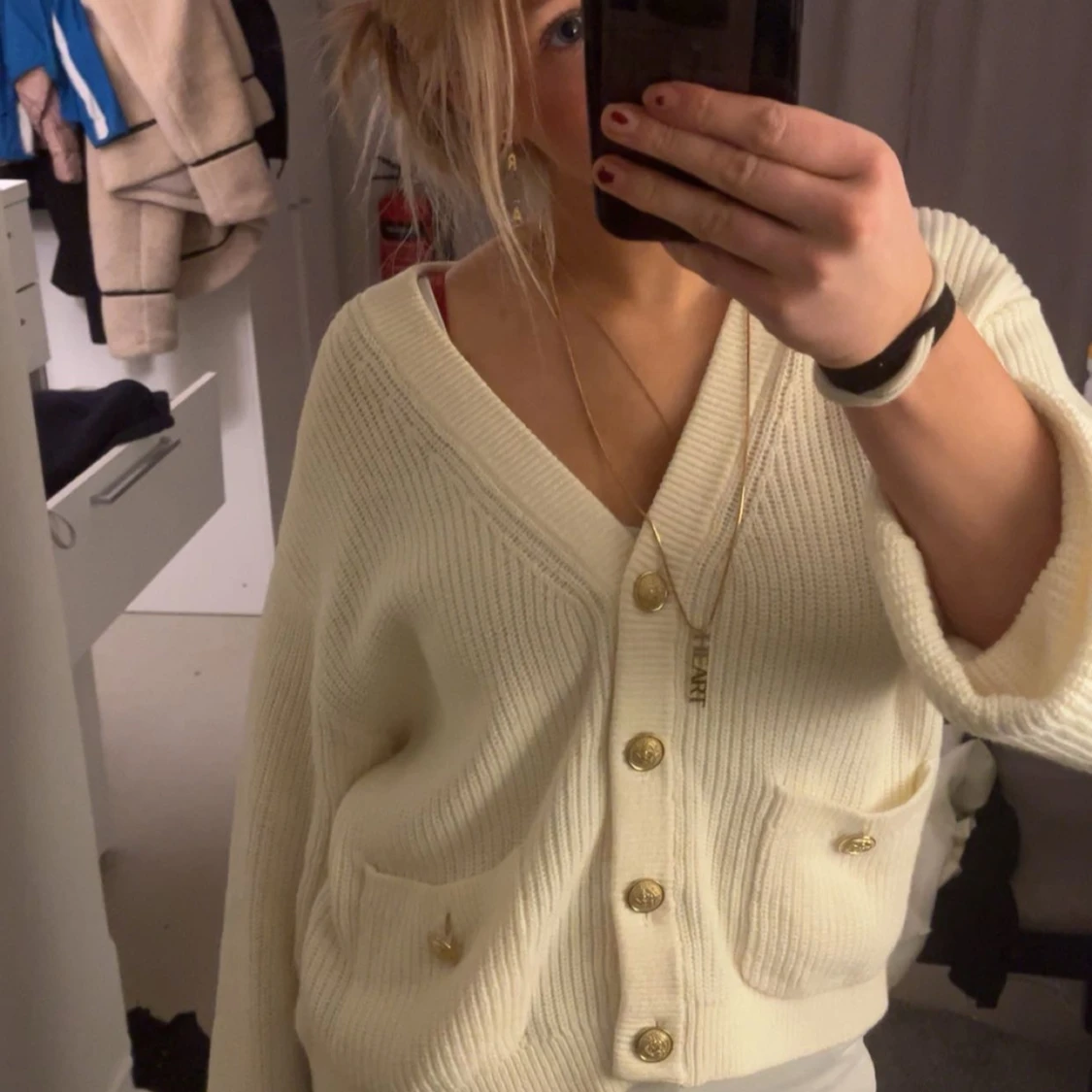 Vit ribbad kofta med knappar