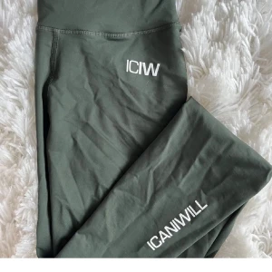 Gröna leggings från ICANIWILL - Snygga gröna leggings från ICANIWILL med hög midja och scrunch-detalj bak. Perfekta för träning eller en aktiv vardag. Materialet är stretchigt och bekvämt.
