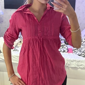 Rosa skjorta  - Snygga rosa skjorta. Om du har frågor, vänligen kontakta mig på engelska. 🥰🥰