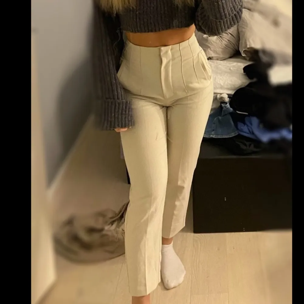 Snygga högmidjade ljus-beige kostymbyxor från Zara. Mycket fint skick, endast använda två gånger!. Farkut & Housut.