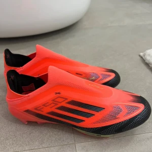  Adidas f50 - Size 43 9,7/10 cond kontakta oss för bilder 