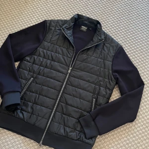 Barbour cardigan - Tja tja! Säljer nu denna cardigan pga att jag inte använder den längre! - Storlek M - skick 9/10  - Väldigt ovanlig modell! - Vid minsta lilla fråga så tveka inte på att höra av dig!! Mvh Carl