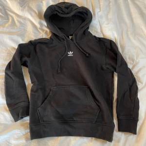 Svart hoodie från Adidas - Hoddie från adidas i storlek XS. Unisex modell använd fåtal gånger💛
