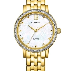 Citizen EL3102-50D 31mm - Elegant guldfärgad klocka från Citizen med en skimrande vit urtavla och gnistrande stenar runt boetten. Klockan har en klassisk länkarmband i guld och tydliga guldmarkeringar på urtavlan. Perfekt för att ge en lyxig touch till din stil.