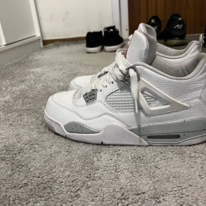 Vita Nike Air Jordans med grå detaljer - Fina Jordan 4 pris kan diskutera