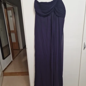 Mörkblå axelbandslös långklänning - Elegant mörkblå axelbandslös långklänning med draperad överdel. Perfekt för en stilfull kväll.