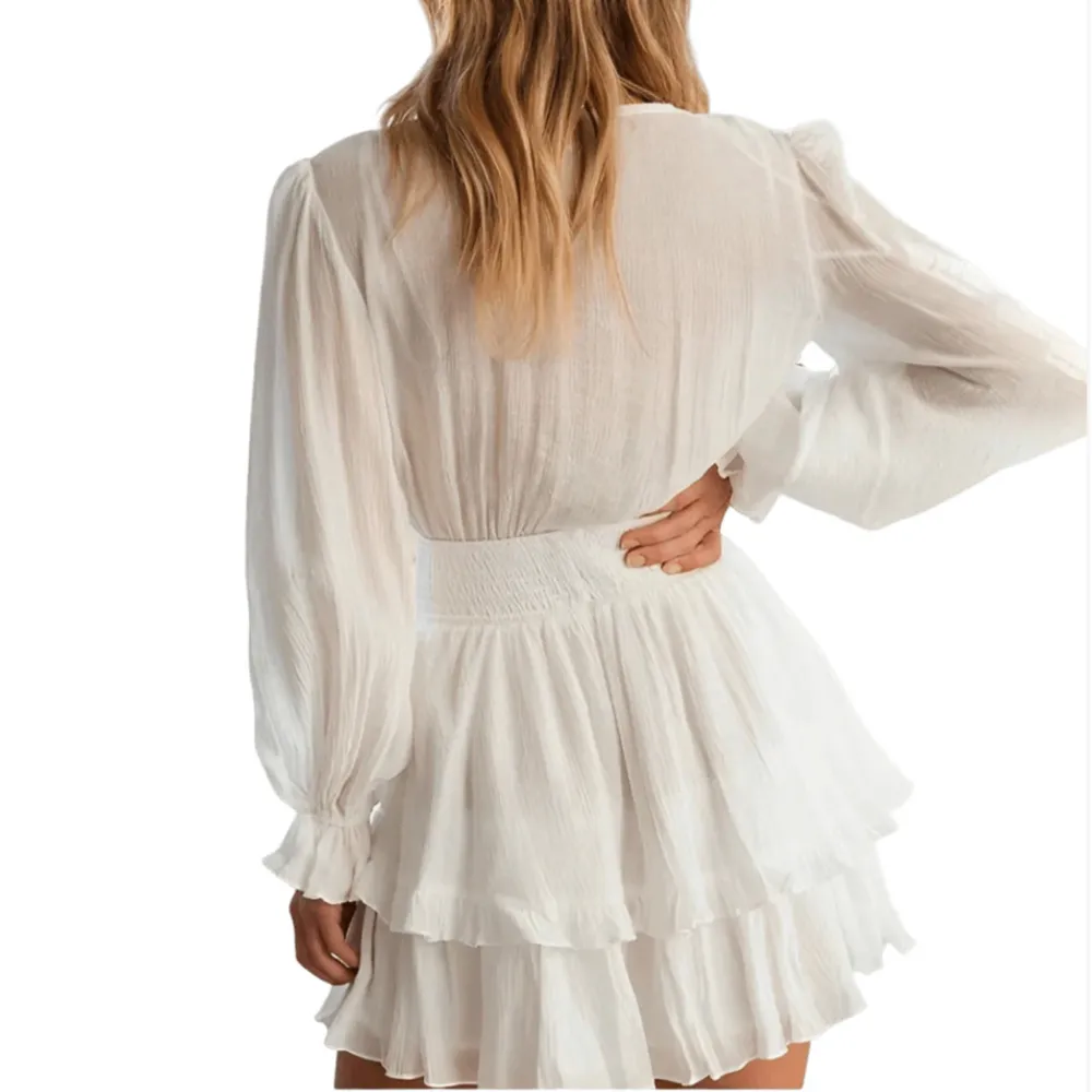 Säljer denna klänning från Dressy då jag köpte en annan och inte hann skicka tillbaka denna i tid 💓 Den är oanvänd, endast provad, med lapp och påse kvar. Perfekt som studentklänning eller sommarklänning och har volanger, underkjol och är stretchig i midjan 😍. Mekot.