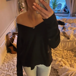 Svart kashmirtröja från J.Crew - Säljer en svart kashmirtröja(100% Kashmir) från J.Crew. Tröjan har en v-ringad design och kan bäras off-shoulder eller one- shoulder🩷 köparen står för frakt!🩷