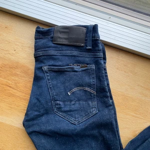 Mörkblå jeans från G-Star - Snygga mörkblå jeans från G-Star RAW, otroligt bra skick. Storlek 31/32. Skriv om ni har funderingar😀