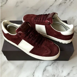 Valentino garvani flycrews  - Valentino garvani flycrews🌊 6/10 skick, en nit saknas🗡️ nypris 6800, priser kan diskutera💸 og box ingår!