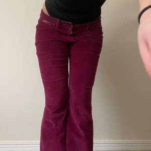 Vinröda manchesterbyxor - Snygga vinröda manchesterbyxor med bootcut-stil. Byxorna har en låg midja och dragkedja fram! Midjemått- 38 innebenslängd 76 cm ( passar mig som har s och är 163 cm lång