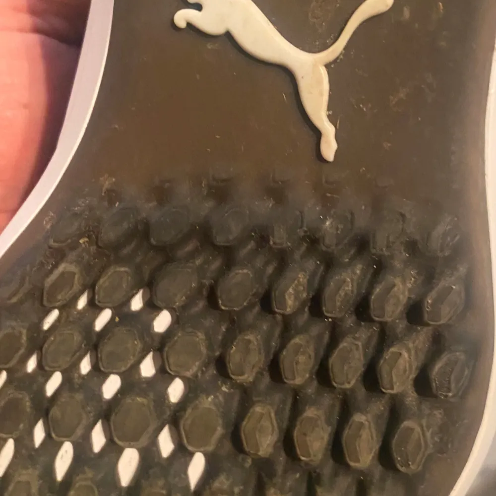 Snygga svarta golfsskor från Puma med klassisk logga. Skorna har snörning och en bekväm passform, perfekta för golfrundor använda 1 gång nypris över 3000kr. Kengät.