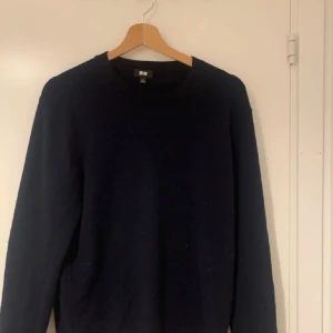 Uniqlo kashmir tröja - Extremt skön kashmir tröja i storlek S. 100% kashmir. Sitter extremt bra, nypris 1300kr, mitt pris 500kr