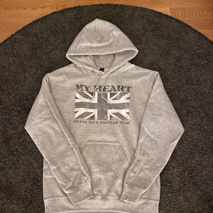 Stilig grå hoodie! - ‼️FAST PRIS‼️.                                                      Tja, jag säljer min gråa ”Drakenbergs” hoodie i storlek S eftersom den var för liten. Den är sprillans ny och har aldrig varit buren. Nypris 589kr. Om du har frågor eller funderingar hör av dig!