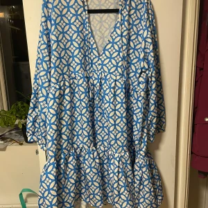 Mönstrad sommarklänning - En fin blå klänning att kunna dra över badkläderna! Den är i gott skick och storlek l. skriv om ni har frågor 💕💕