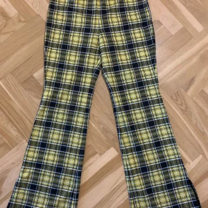 Rutig byxa från H&M Divided - Snygga rutiga byxor i gult och svart från H&M Divided. Byxorna har en bootcut-stil.