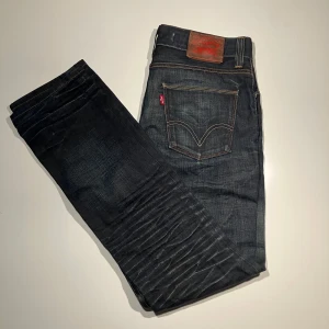 Levis jeans - Ett par otroligt snygga levis jeans i en slim passform. Storleken är 33 i midja men sitter mer som 32-31, längden är 32. Om du har frågor är det bara o komma privat!