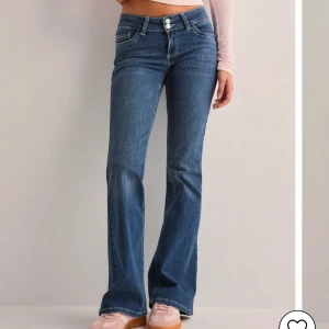 Blå Nelly bootcut jeans - Säljer dessa populära jeansen från Nelly. De är använda ett fåtal gånger och säljer de för att dom inte kommer till användning längre. Skriv för egna bilder. Nypris: 699kr🤍🤍