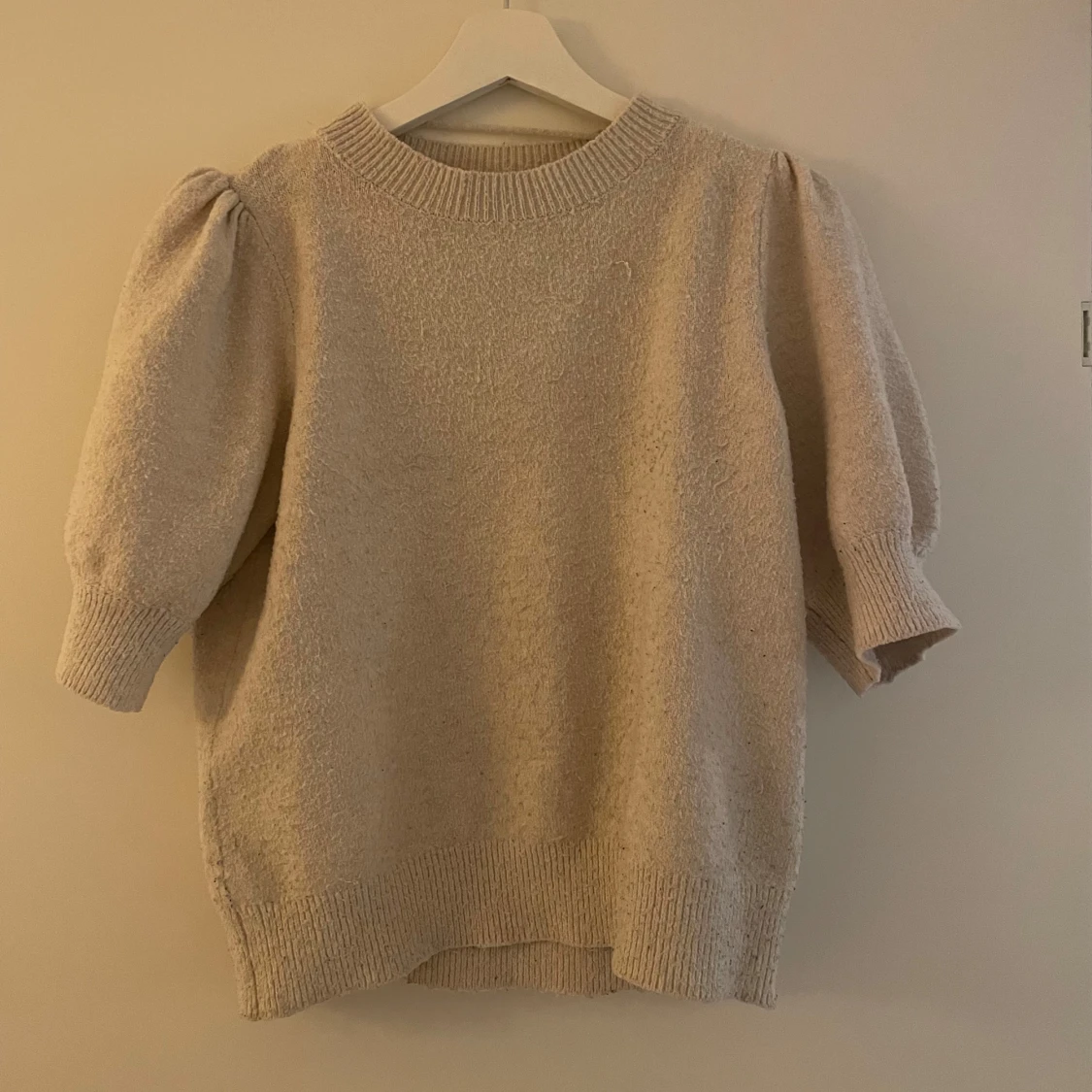 Beige stickad tröja med puffärmar