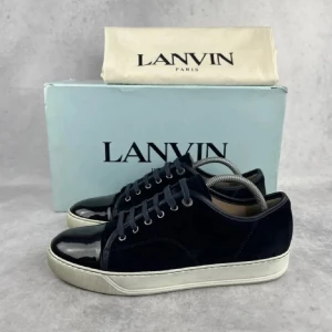 Lanvin - Säljer ett par tvär feta lanvins i storlek uk6/41-42, köpte dom på trendseller man var en storlek för liten, använda 1 gång bara sedan jag köpte dom. Självklart ingår box och dustbag, kan gå ner i pris lite vid snabb och smidig affär!