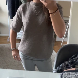 Brun/beige kortärmad tröja från vila - Snygg brun/beige tröja från VILA. Det är en kortärmad stickad tröja, skick 9/10