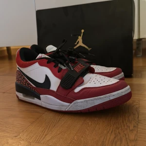 Jordan skor  - Säljer mina Jordan skor för att dom har blivit för små inte använt många gånger.