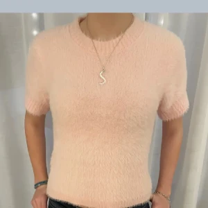 Rosa stickad tröja från Blue Vanilla - Säljer en söt och fluffig rosa stickad tröja från Blue Vanilla. Tröjan har korta ärmar och en rund halsringning, perfekt för en mysig look. Passar bra till jeans eller kjol för en avslappnad stil. Storlek S/M men passar även xs. Första bilden lånad från förra ägaren.