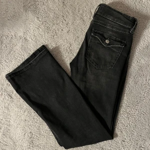 Svarta bootcut jeans - Snygga svarta jeans från gina young med en klassisk femficksdesign. De har en knapp och dragkedja framtill. Perfekta för en stilren look! priset går att diskutera!💗