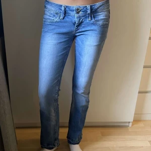 Blå lågmidjade jeans  - Snygga blå jeans med låg midja! Har sprätt upp dom nertill men vill man inte ha de är de super lätt att bara lägga en söm. De är i nyskick och använda fåtal gånger, nya kostar över 1000kr! 💗Midjemått - 41, skrev - 19, innerbenet- 77, full längd - 95 (utan uppsprättningen)