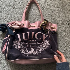 Juicy Couture handväska i rosa och marinblå - Snygg Juicy couture daydreamer väska, tidigt kollektion från 2008 tror jag. Väskan har slitningar på insidan. Den är äkta.
