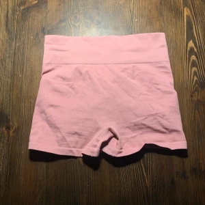Rosa tränings shorts - Snygga rosa träningshorts i ribbat material. Perfekta för träning. De har en tight passform som framhäver figuren och ger bra stöd.