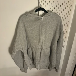 Grå hoodie med dragkedja - Zip hoodie med luva. Väldigt oversize