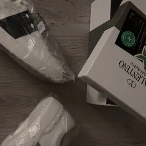Vita sneakers Valentino - Snygga vita sneakers från Valentino Garavani. Skorna har en stilren design med subtila detaljer och är förpackade i originalkartong. Perfekta för dig som vill ha en exklusiv touch i vardagen skorna är helt nya inga effekter priset sitter ej i hugget✅ för mer information kontakta mig
